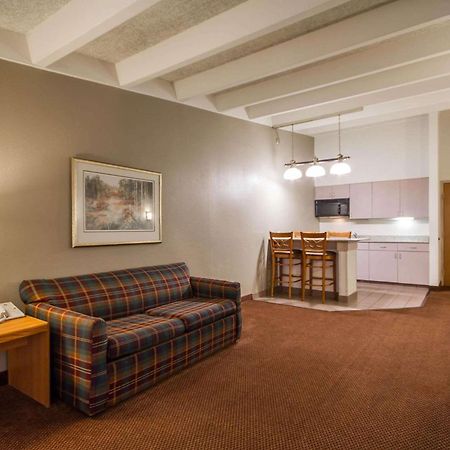 Comfort Inn & Suites Madison - Airport מראה חיצוני תמונה