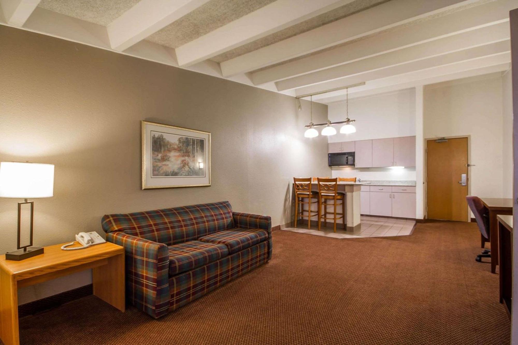 Comfort Inn & Suites Madison - Airport מראה חיצוני תמונה